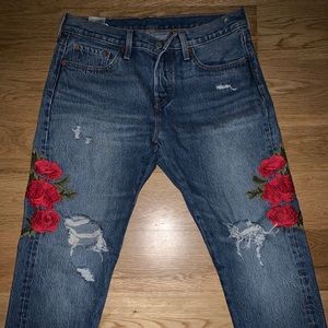 Levi embroidered jeans size 28